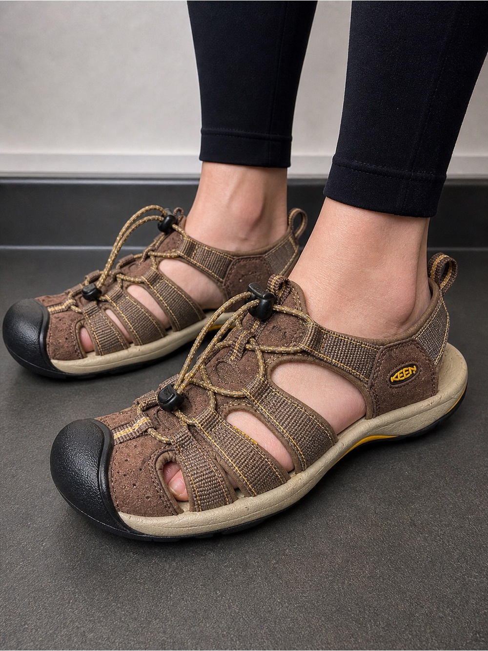 KEEN Kanyon Brown Hiking Sandals Closed Toe Bungee Lacing EU 40.5 Unisex